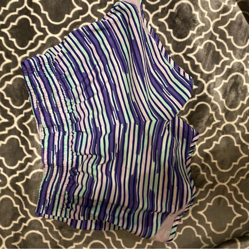 Athletic shorts has different colors, has shorts in side, has adjustable string